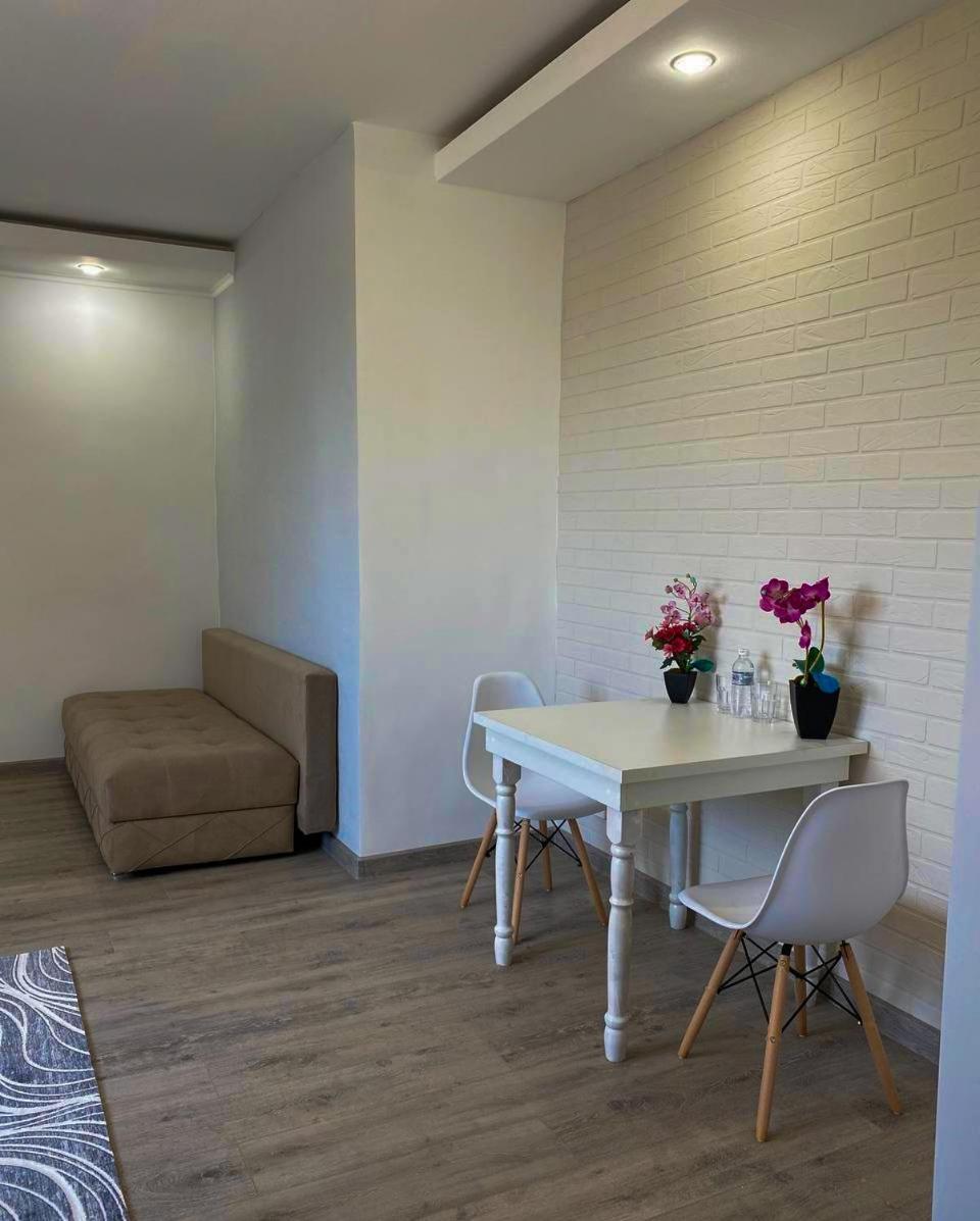 אסטנה Astina Hotel מראה חיצוני תמונה